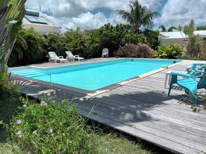 Bazén v ubytování BUNGALOW DU VOYAGEUR nebo v jeho okolí