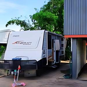 Foto dalla galleria di 4 BDR Airconditioned Tropical Escape, Lap Pool & Parking for Caravans, Boats and Trailers a Casuarina