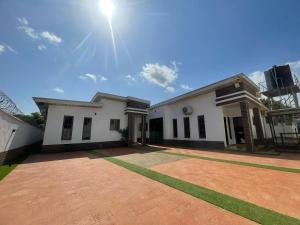 uma casa branca com o sol no céu em Kiscourt apartment em Meran