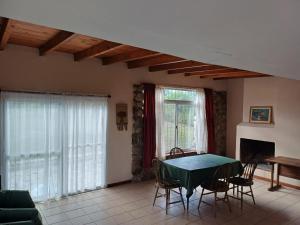 a living room with a green table and chairs at Casa Despertares - Las Rabonas in Mina Clavero