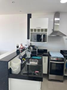 Η κουζίνα ή μικρή κουζίνα στο Golden Lake Condominio