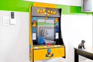a toy claw machine with a paw war game at B- InstaWorthy & Family-Friendly NoHo Gem- Near Universal & Hollywood with Parking, Games, and Hot Tub in North Hollywood