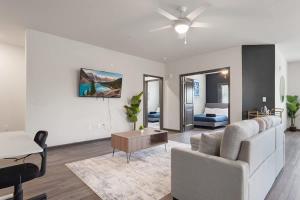 TV a/nebo společenská místnost v ubytování Luxurious King 3BR Suitein North Raleigh! + 15 fotografií
