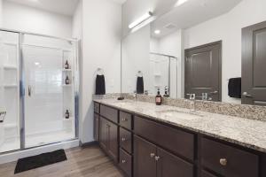 Koupelna v ubytování Luxurious King 3BR Suitein North Raleigh!