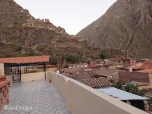 Una vista desde el tejado de un pueblo en las montañas. en Qente Wings, en Ollantaytambo