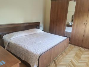 ザダルにあるHoliday house with a parking space Zadar - 24453のベッドと鏡のある小さな寝室