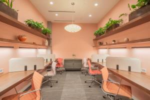 a conference room with a long table and chairs at Relaxing 1BD - Pool, Gym, Parking, W-D - Sleeps 4 in Tempe
