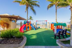 une aire de jeux avec une aire de jeux avec des palmiers dans l'établissement Manhãs de Sol: Vista à Beira-Mar, à Rio de Janeiro
