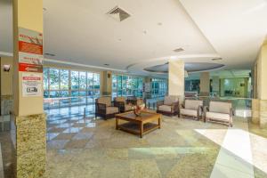un hall avec des chaises et une table dans un bâtiment dans l'établissement Manhãs de Sol: Vista à Beira-Mar, à Rio de Janeiro 118 autres photos