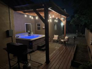 bañera de hidromasaje en una terraza de madera por la noche en Desert Sunset-Hot Tub-Pet Friendly-No Pet Fees!, en Albuquerque