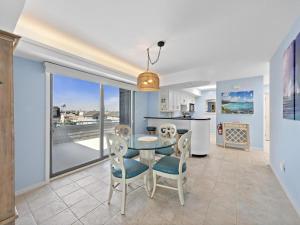 Ship Bottomにある3 Bedroom Penthouse At The Fisheryのテーブルと椅子のあるキッチンとダイニングルーム