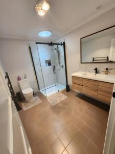 Ένα μπάνιο στο Scarlet Woods Big House +16 φωτογραφίες