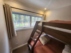 Ένα ή περισσότερα κρεβάτια σε δωμάτιο στο Scarlet Woods Big House