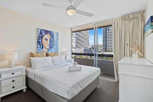 ゴールドコーストにあるHi Ho Beach Apartments on Broadbeachのベッドと大きな窓のある寝室 +111枚の写真
