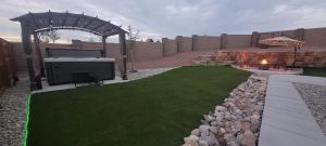 aificialificialificialificialificialificialificialificialificialificialificialificialificialificial dans l'établissement Large Private Corner Lot with Hot Tub on Cul-de-sac, à Colorado Springs