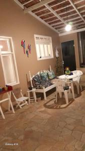 a living room with chairs and a table and a table and chairs at Casa Vintage in Joinville