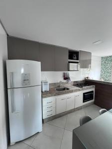 Dapur atau dapur kecil di Apt Completo Bairro Lourdes