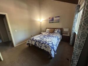une chambre avec un lit avec une couette bleue et blanche dans l'établissement HCC0410 - Heavenly Hideaway condo, à South Lake Tahoe