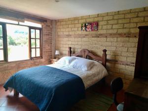 Ein Bett oder Betten in einem Zimmer der Unterkunft Casa Finca Los Arrayanes, spectacular views!