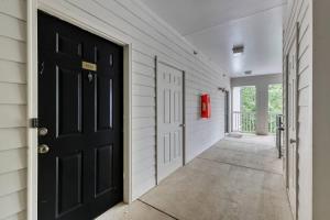 Fotografie z fotogalerie ubytování Upscale King 2BR Suite Mins to Downtown Raleigh! v destinaci Cary