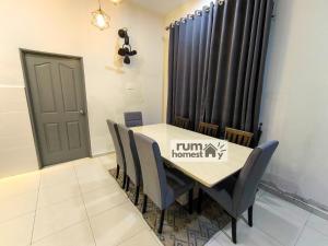 a dining room with a table and chairs at RumaHomestay in Pekan