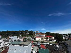 un gruppo di edifici in una città con un cielo azzurro di Agape House Và Apartment a Da Lat Altre 19 foto