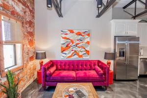 JacksonvilleThe Secret Cenote Hotel的客厅配有红色沙发和冰箱