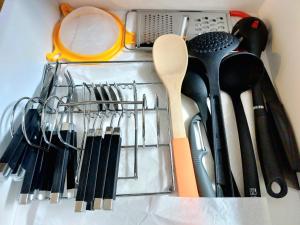 a bunch of kitchen utensils are in a drawer at Acogedor y central Apartamento ! in Pasto +1 photo
