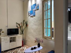 TV a/nebo společenská místnost v ubytování cozy townhouse in the central of Hanoi !