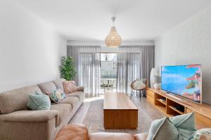 TV a/nebo společenská místnost v ubytování Culgoa Point Beach Resort