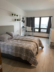 une chambre avec un lit et un bureau dans l'établissement Departamento Centro Vista al Obelisco para 5 personas, à Buenos Aires
