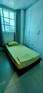 a bedroom with a bed in a room with a window at Russ Apartment 2 Diagonal comando in San Andrés