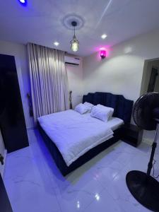 Postel nebo postele na pokoji v ubytování KenJames Service Apartment
