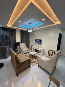 Posezení v ubytování KenJames Service Apartment