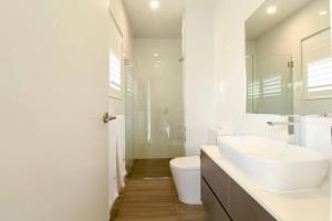 ハスキッソンにあるAvalon Apartment - Heart of Huskissonの洗面台とトイレを備えた白いバスルーム +9枚の写真