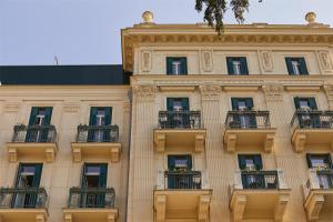 facciata di un edificio con balconi di Hotel Kempinski Palace Portorož a Portoroz