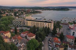 una vista aerea di una città con un fiume e di edifici di Hotel Kempinski Palace Portorož a Portoroz