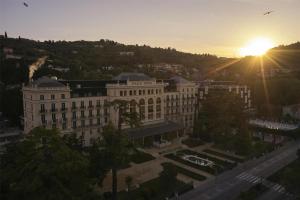 Alba o tramonto visti dall'interno dell'hotel o dai dintorni