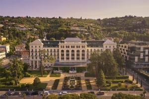 una vista aerea di un grande edificio bianco di Hotel Kempinski Palace Portorož a Portoroz