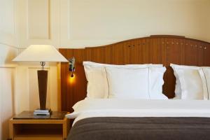 Letto o letti in una camera di Hotel Kempinski Palace Portorož