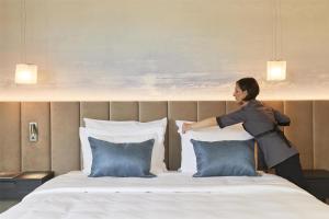 Letto o letti in una camera di Hotel Kempinski Palace Portorož