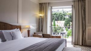Letto o letti in una camera di Hotel Kempinski Palace Portorož