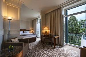 Letto o letti in una camera di Hotel Kempinski Palace Portorož