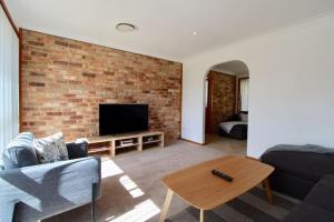 Televisyen dan/atau pusat hiburan di Coastal Getaway Free wi-fi and games room +8 gambar