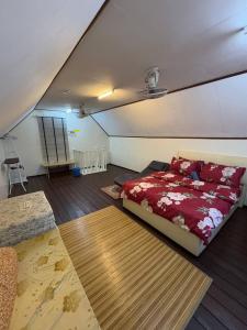 Bukit PayongにあるKaySue Twin Villaのベッドルーム1室(赤いベッド1台付)