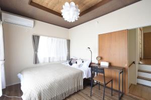 Postel nebo postele na pokoji v ubytování INUYAMA BASE Vacation rental