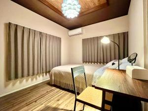 Postel nebo postele na pokoji v ubytování INUYAMA BASE Vacation rental