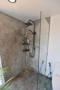 Ένα μπάνιο στο Villa Breeze