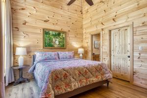 CosbyにあるOwners Cabin -Pickleball Court, Creek, WIFI, Mountain Views, Starting at 99のベッドと木の壁がある寝室
