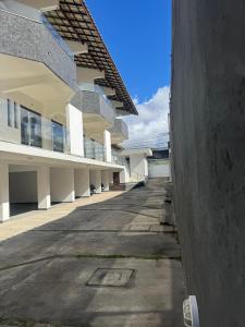 an empty street in front of a building at Village Pedra do Sal Lounge Apts in Salvador